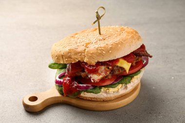 Ahşap tahta masada lezzetli hamburger ile