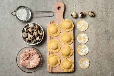 Ham Mantı ve malzemeler tablo, üstten görünüm