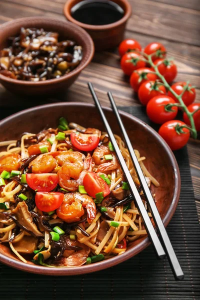 Plate Tasty Chinese Noodles Mushrooms Vegetables Wooden Table Closeup — Φωτογραφία Αρχείου