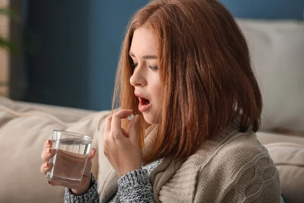 Mujer Joven Enferma Gripe Tomando Medicamentos Casa — Foto de Stock