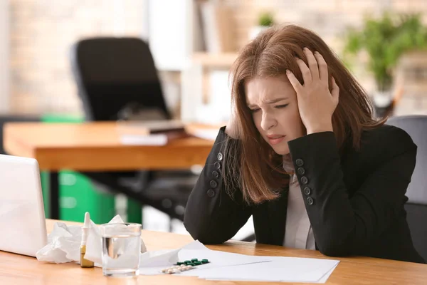 Jonge Vrouw Ziek Met Griep Kantoor — Stockfoto