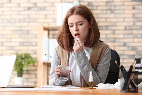 Jovem Doente Com Gripe Tomando Remédio Escritório — Fotografia de Stock