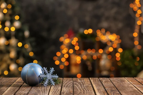 Decorações Mesa Madeira Contra Interior Natal Desfocado — Fotografia de Stock