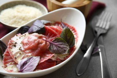 Tablo, closeup lezzetli mantı ile plaka