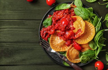 Ahşap masa, üstten görünüm üzerinde lezzetli mantı ile plaka