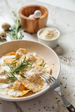 Plaka mermer masada lezzetli mantı ile