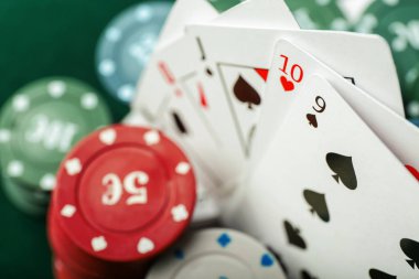 Çiplerle poker oyun, closeup için kartları
