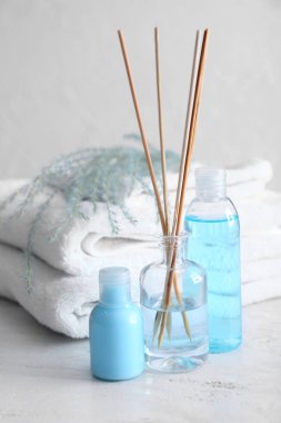 Havlu ve beyaz ahşap masa kozmetik ürünlerde Spa kompozisyonu