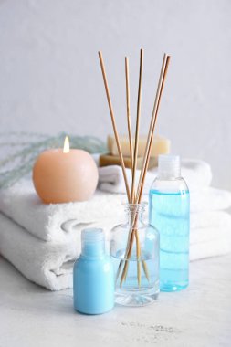 Havlu ve beyaz ahşap masa kozmetik ürünlerde Spa kompozisyonu