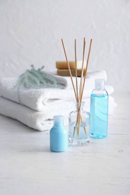 Havlu ve beyaz ahşap masa kozmetik ürünlerde Spa kompozisyonu