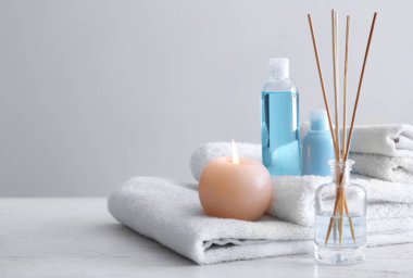 Havlu ve beyaz ahşap masa kozmetik ürünlerde Spa kompozisyonu