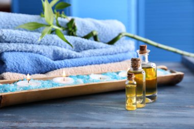 Esans, havlu ve deniz tuzu renk ahşap masa üzerinde Spa kompozisyonu