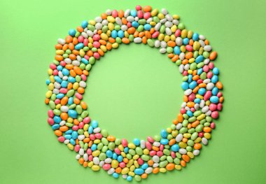 Yuvarlak çerçeve renk arka plan üzerinde lezzetli şeker ile yapılan