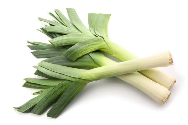 Beyaz arka plan üzerinde taze yeşil pırasa