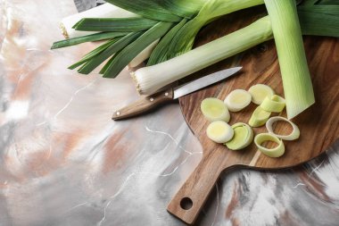 Tahta masada kesme ham pırasa ile