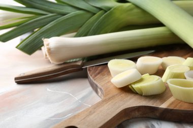 Tahta masada, closeup kesme ham pırasa ile