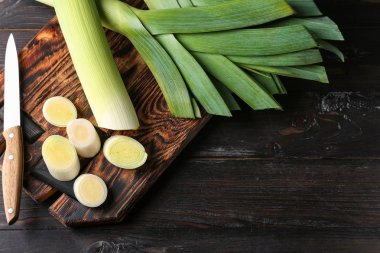 Taze pırasa ahşap tahta kesmek
