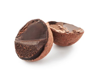 Çikolata beyaz arka plan üzerinde kesmek