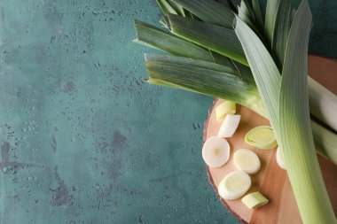 Tahta masada kesme ham pırasa ile