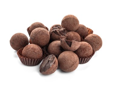 Beyaz zemin üzerine lezzetli çikolata truffles