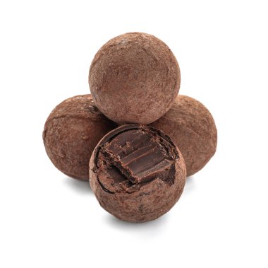 Beyaz zemin üzerine lezzetli çikolata truffles