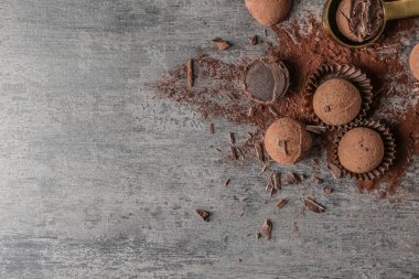 Kakao tozu gri tablo ile lezzetli çikolata truffles