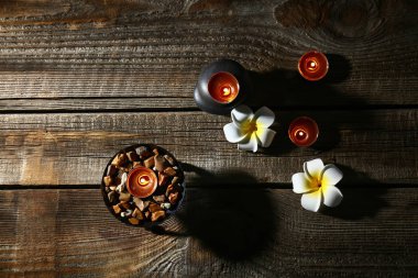 Ahşap arka plan üzerinde mumlar yanan ile güzel spa kompozisyon