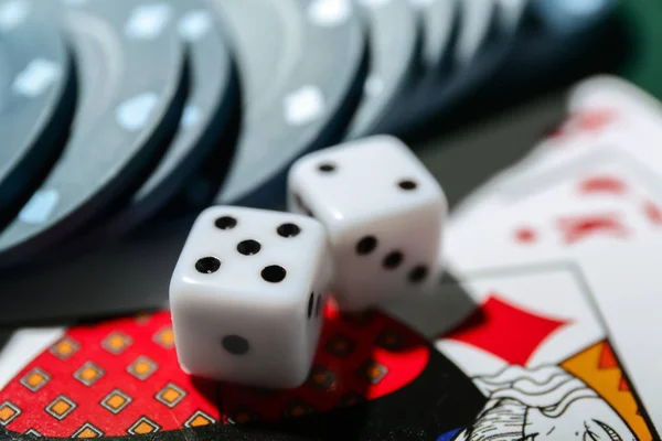 カードとサイコロ ポーカー ゲーム クローズ アップのチップ — ストック写真