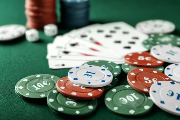 Fichas Com Cartões Para Jogo Poker Mesa Verde Cassino — Fotografia de Stock