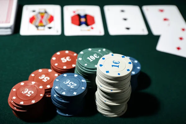 Kartları Yeşil Masada Poker Oyunu Için Fiş — Stok fotoğraf