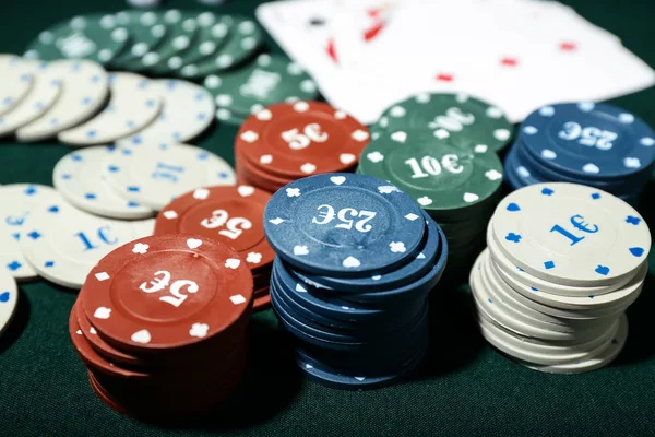 Fichas Com Cartões Para Jogo Poker Mesa Verde — Fotografia de Stock