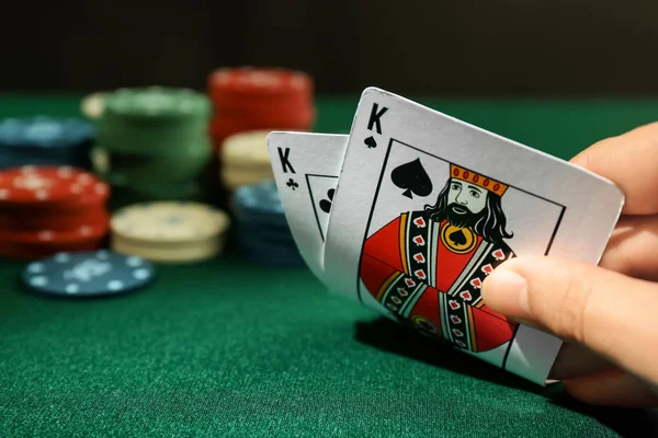 Jovem Mulher Jogando Poker Casino Close — Fotografia de Stock