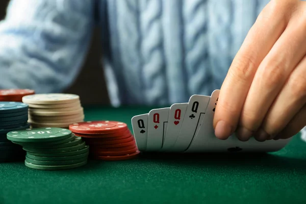 Genç Kadın Iskambil Poker Casino Portre — Stok fotoğraf