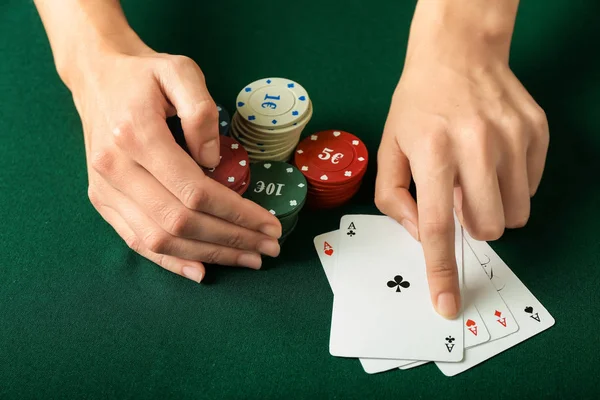 Jovem Mulher Jogando Poker Casino Close — Fotografia de Stock