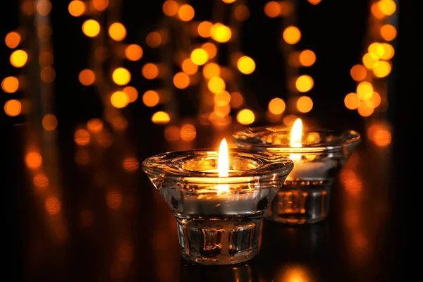 Αναμμένα Κεριά Κατά Θολά Φώτα — Φωτογραφία Αρχείου