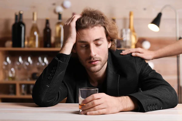 Hombre Bebiendo Whisky Bar Mano Una Mujer Hombro Concepto Alcoholismo — Foto de Stock