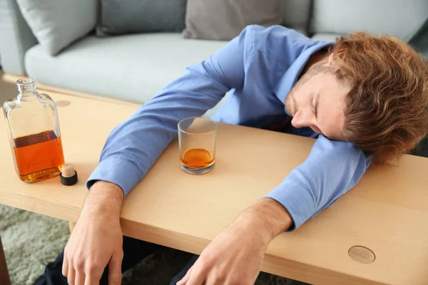 Bewusstloser Betrunkener Mit Whiskey Tisch Alkoholismus Konzept — Stockfoto