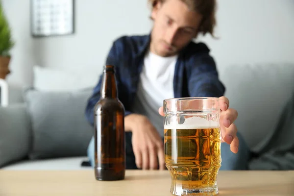 Joven Deprimido Bebiendo Cerveza Casa Concepto Alcoholismo — Foto de Stock