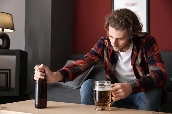 Jovem Deprimido Beber Cerveja Casa Conceito Alcoolismo — Fotografia de Stock