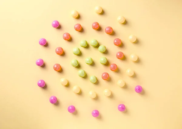 Spirale Faite Avec Des Bonbons Savoureux Sur Fond Couleur — Photo