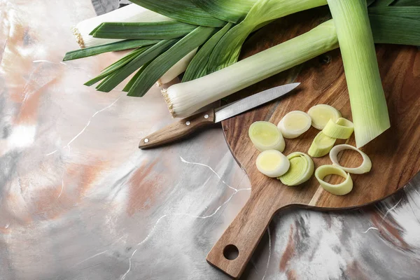 Tahta masada kesme ham pırasa ile