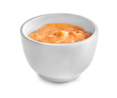 Beyaz arka plan üzerinde kase lezzetli sos