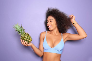Renkli ananaslı güzel Afro-Amerikalı kadın.