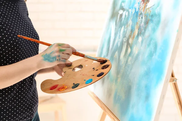 Artiste Féminine Peinture Tableau Dans Atelier — Photo