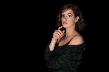 Koyu arkaplanda güzel bir genç kadının portresi