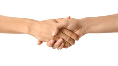Genç kadınlar beyaz arka plan üzerinde tokalaşırken