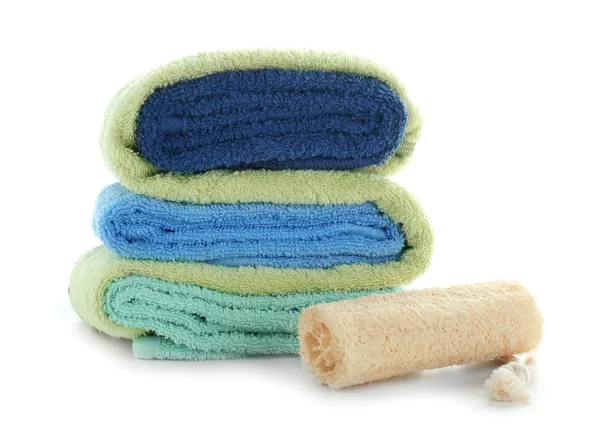 堆叠干净柔软的毛巾与浴一缕在白色背景 — 图库照片
