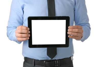 Tablet Pc beyaz arka plan üzerinde tutan genç işadamı