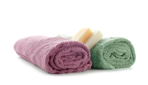 Gerold Schone Zachte Handdoeken Met Zeep Bars Witte Achtergrond — Stockfoto