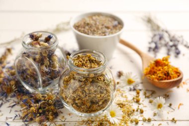 Beyaz tahta masaya kurutulmuş çiçek ile cam kavanoz